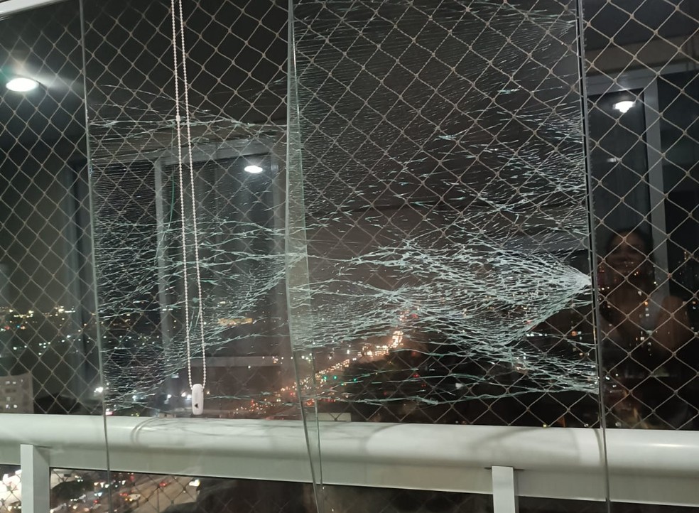 Segundo moradores, o impacto quebrou vidros de vários apartamentos num prédio que fica próximo ao local da explosão. — Foto: Reprodução