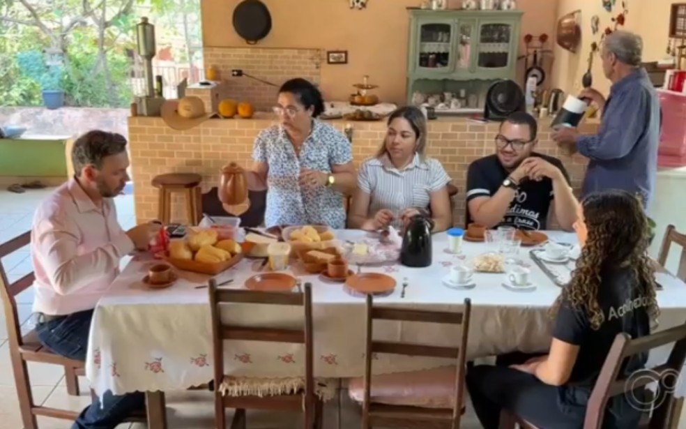 Dona Célia é a típica dona de casa que adora receber as visitas com uma boa mesa de café no interior de SP — Foto: Reprodução/TV TEM