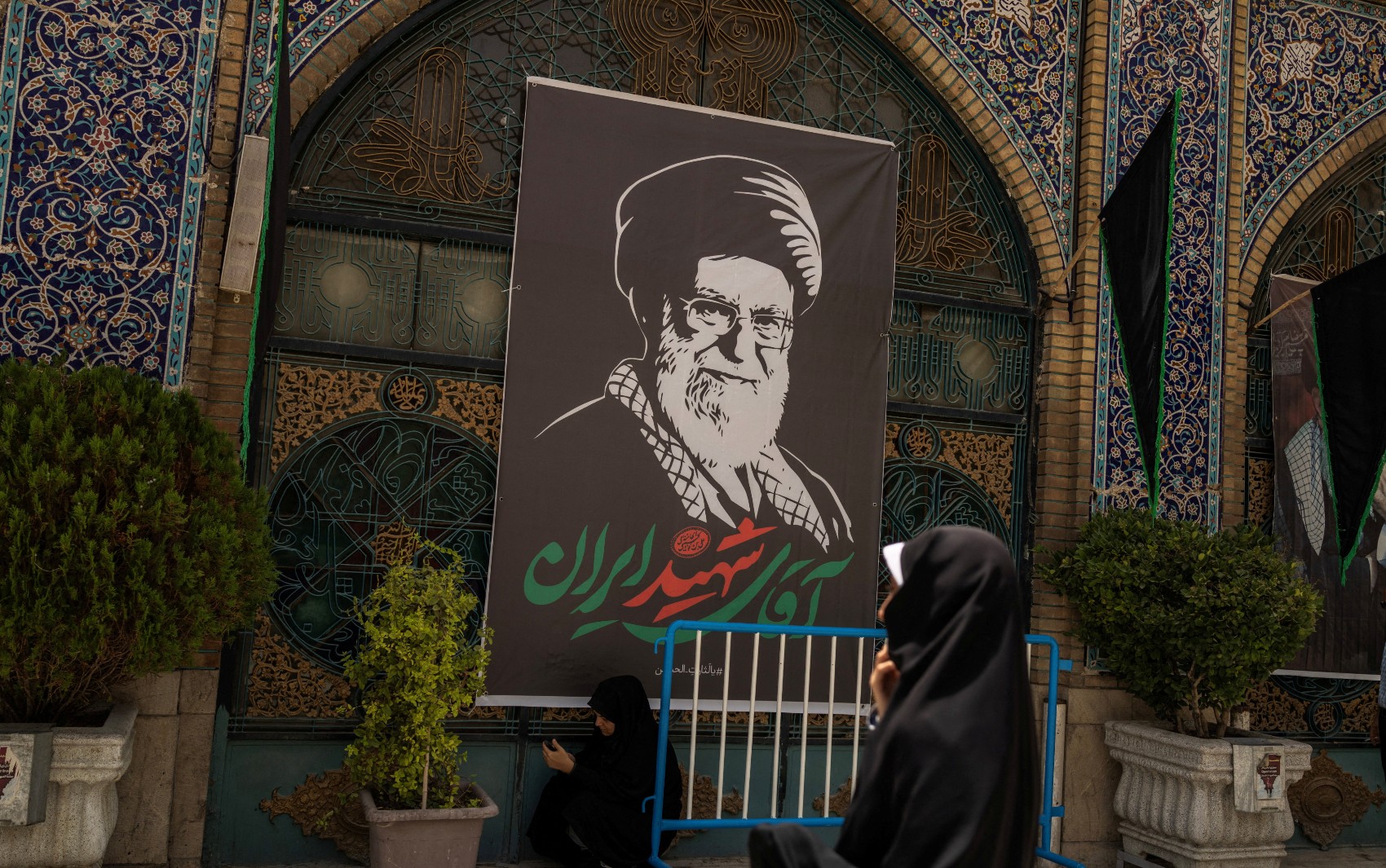 Irã alerta EUA e Israel contra ataques antes de cerimônias fúnebres de Khamenei