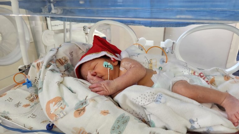 Bebês internados em UTI de hospital em João Pessoa vestem roupas de Natal: ‘mensagem de fé e amor’