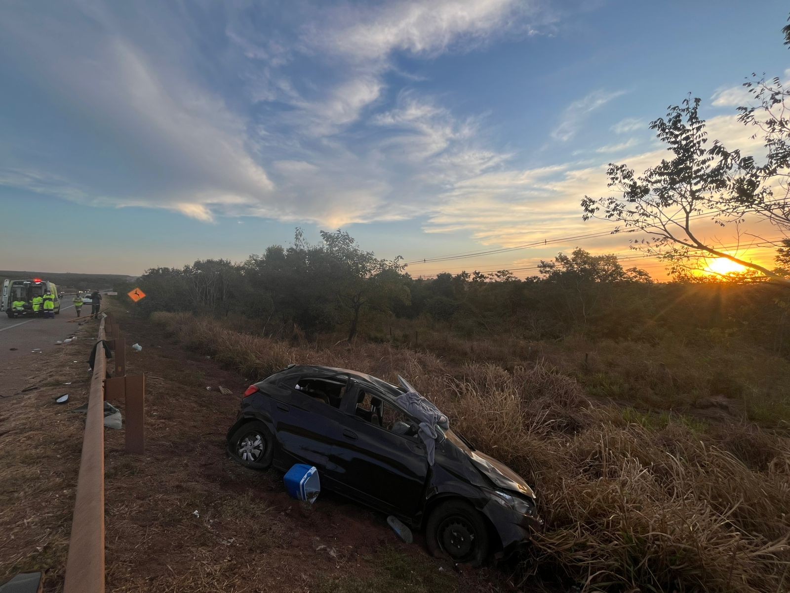 Duas pessoas morrem e três ficam feridas após carro capotar na BR-163 em MT