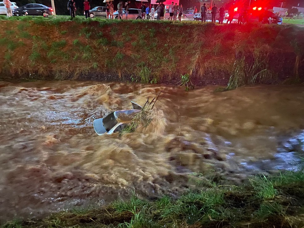 Carro com duas pessoas cai em córrego durante chuva em Lins (SP) — Foto: Defesa Civil/Divulgação