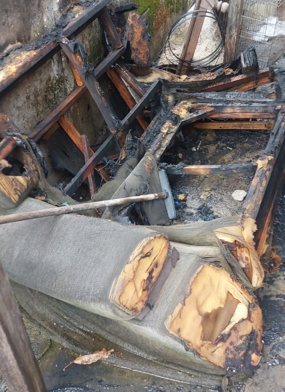 Máquina de lavar, colchão e sofá foram danificados pelo fogo — Foto: Corpo de Bombeiros/Divulgação