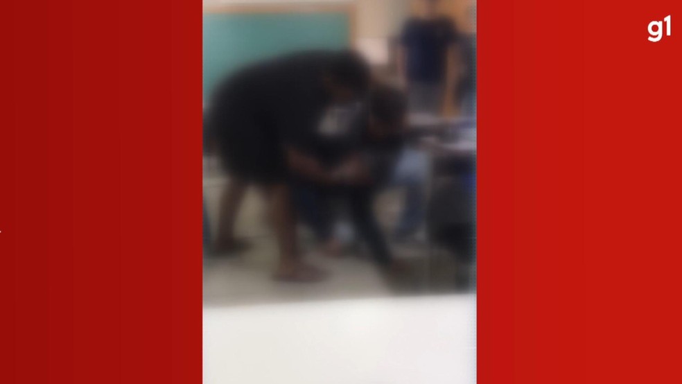 Aluno enforca professor dentro de sala de aula em escola pública no Paraná — Foto: RPC