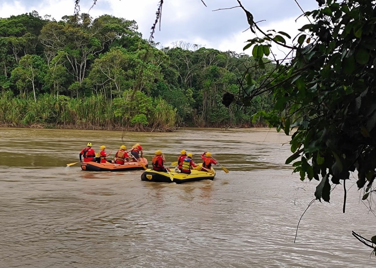 Pai e filho desaparecem após canoa em que estavam virar no Rio Itajaí-Açu, em SC