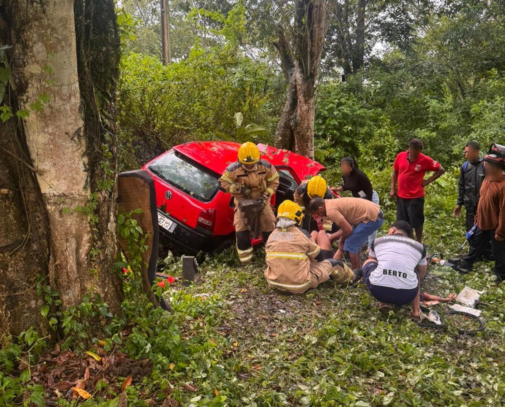Carro cai em ribanceira e quatro pessoas ficam presas às ferragens em Boquim