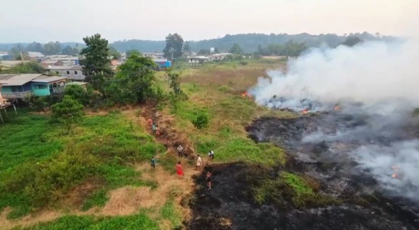 Famílias deixam casas em Laranjal do Jari, no Sul do AP, após mais de 10h de incêndio em vegetação