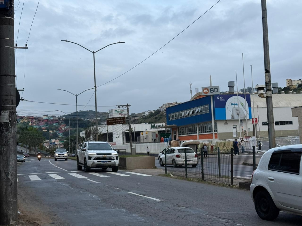 Jovem morre e mãe fica ferida em acidente entre motos na avenida JK, em Juiz de Fora