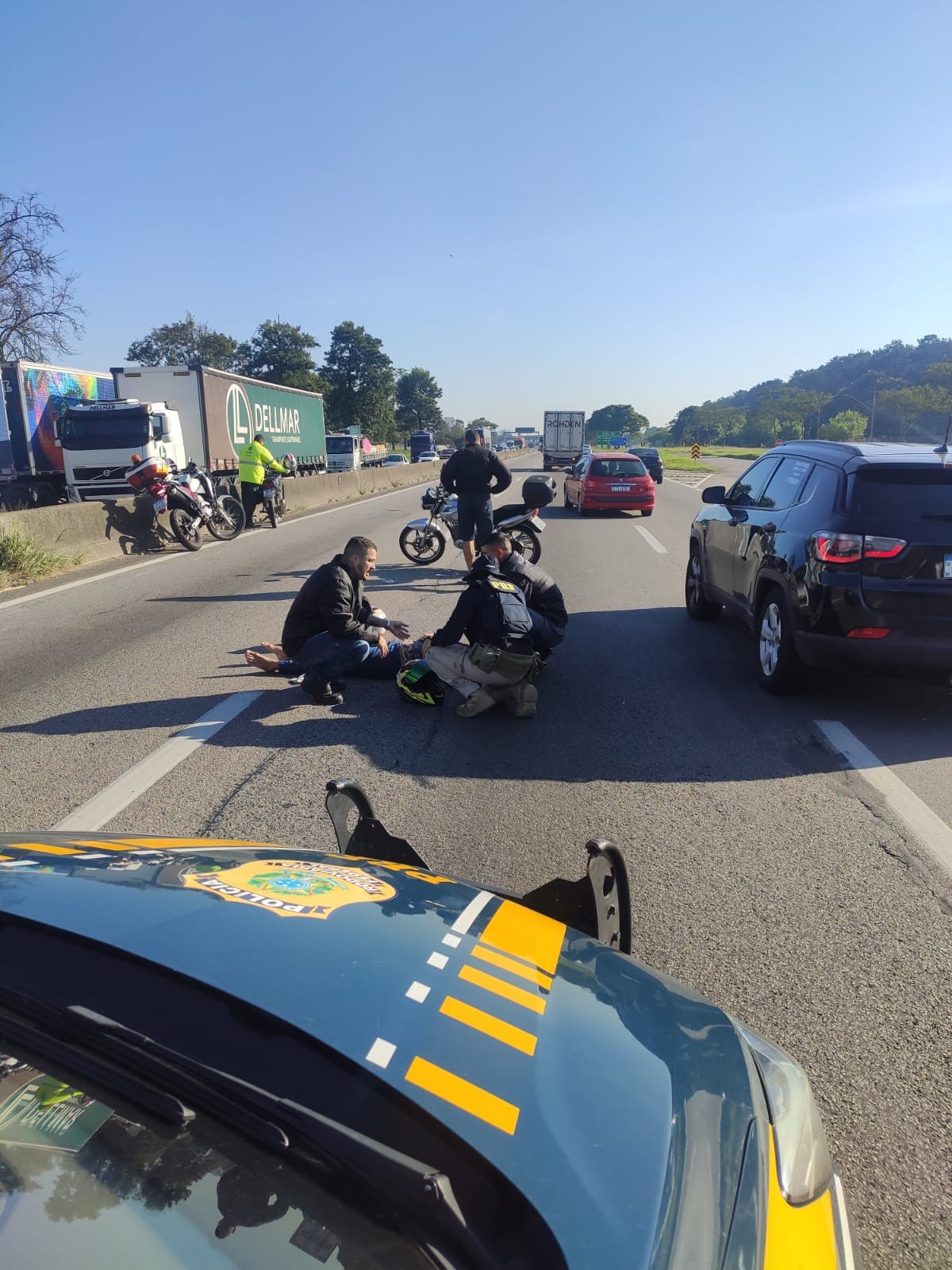 Pneu de moto estoura e derruba motociclista e passageira na Dutra em São José; lentidão passa de 10 km