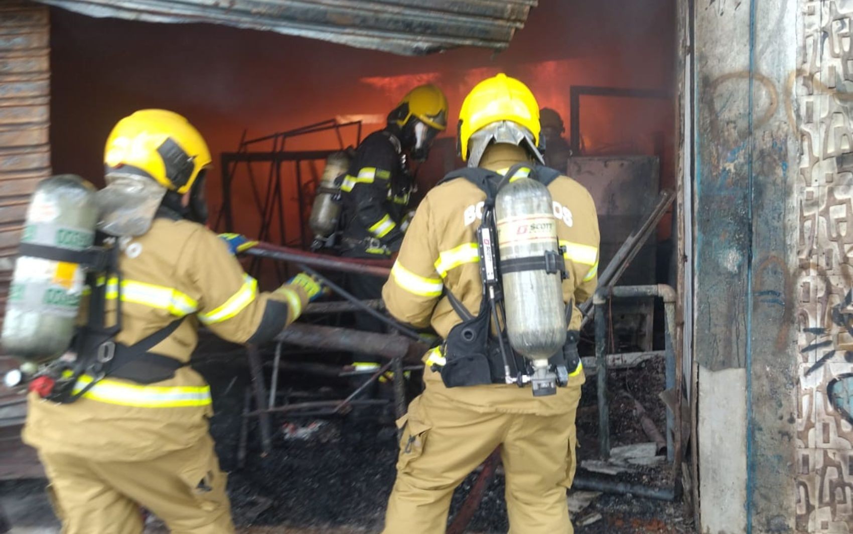 Incêndio em ginásio de Goiânia começou durante partida de futsal, com aproximadamente 100 pessoas no local