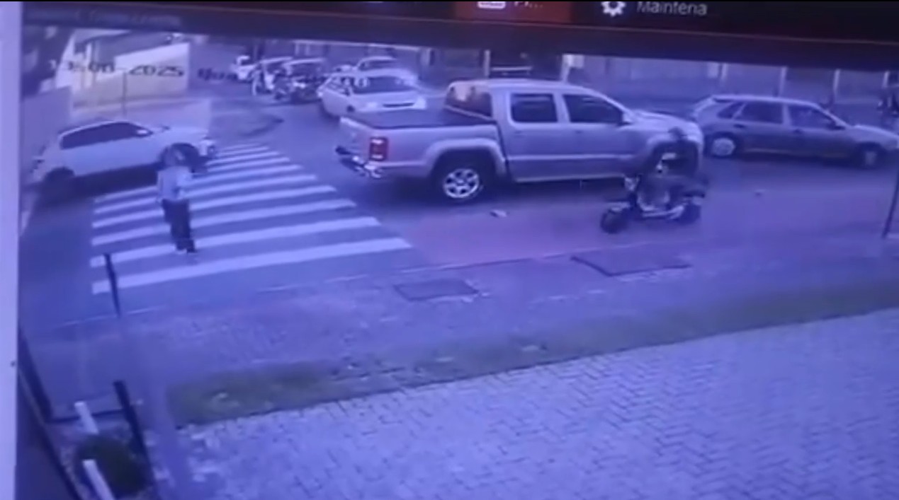 Mulher é atropelada por adolescente em moto elétrica ao atravessar faixa de pedestres em SC; VÍDEO