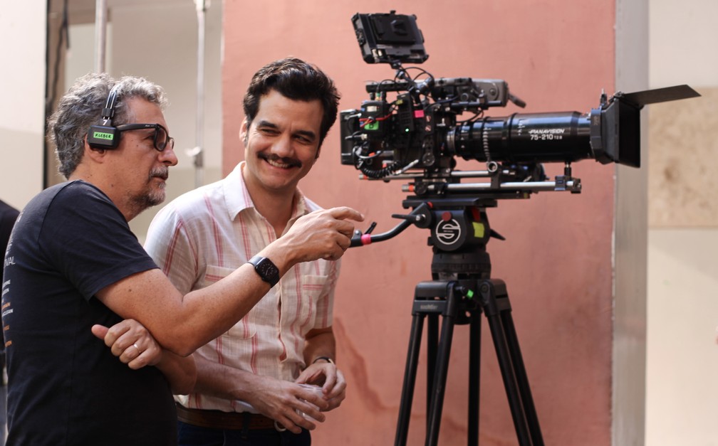 Kleber Mendonça Filho e Wagner Moura durante a filmagem de 'O agente secreto' — Foto: Laura Castor/Divulgação