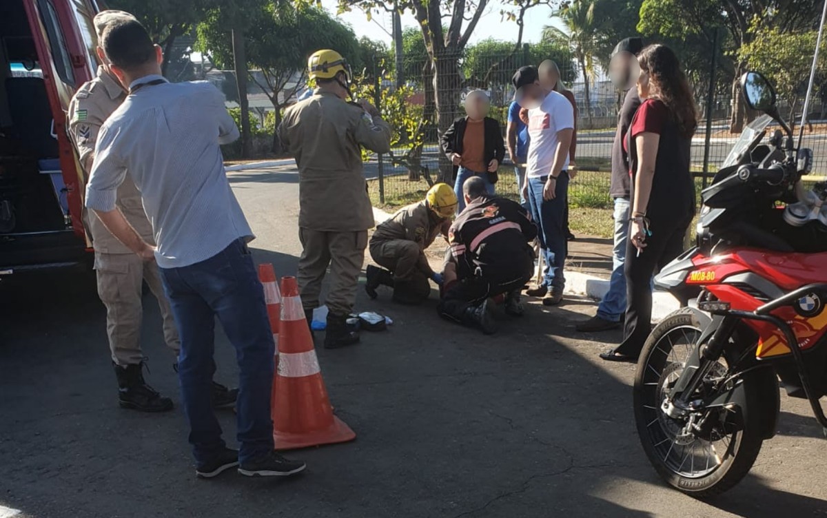 Servidora do Detran é atropelada por carro de autoescola dentro do