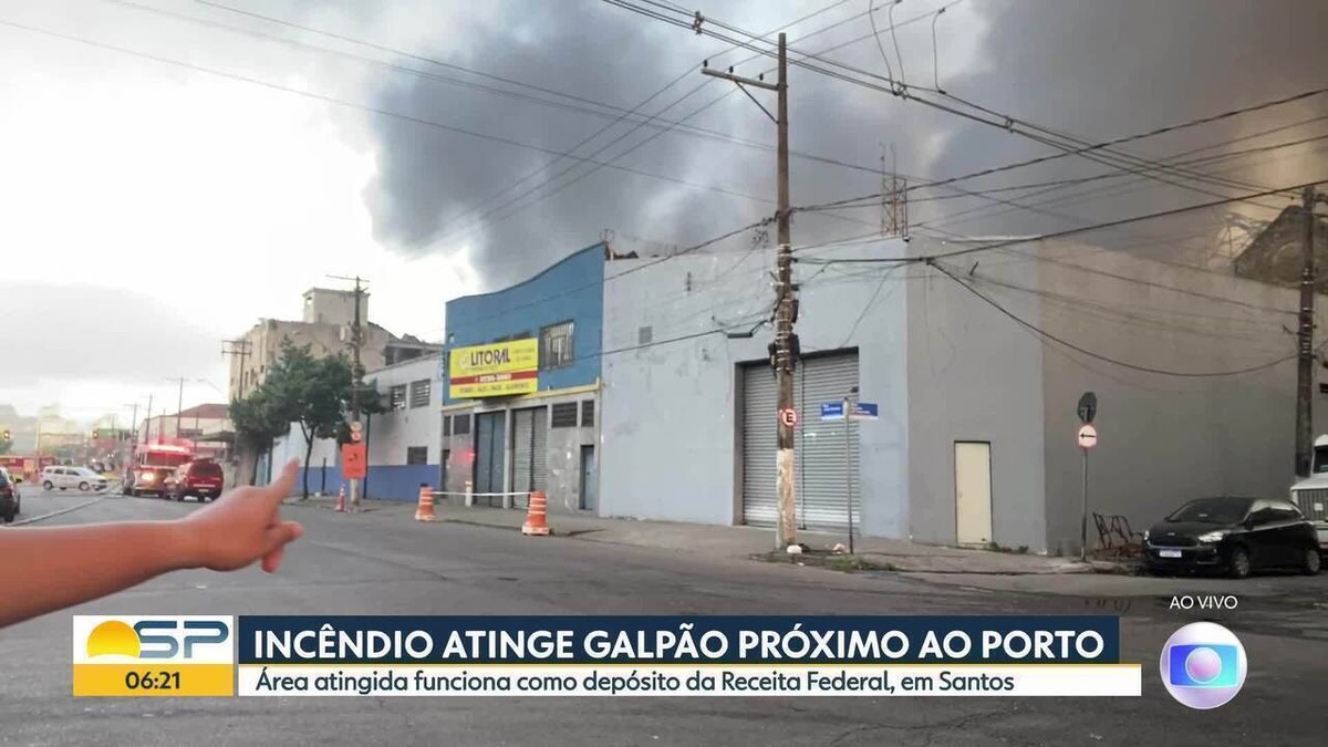 Incêndio de grandes proporções atinge galpão no Porto de Santos
