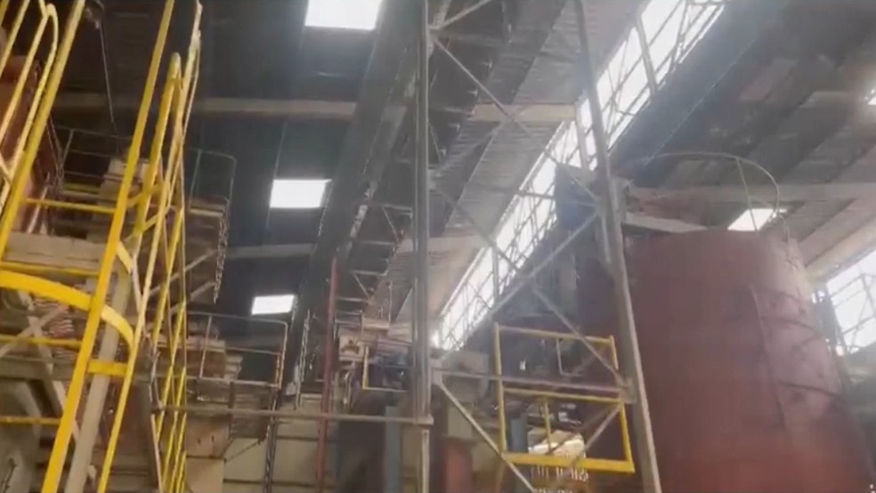 Trabalhador morre após despencar de altura de 12 metros em estrutura empresa produtora de óleos na Bahia — Foto: Reprodução/TV Subaé