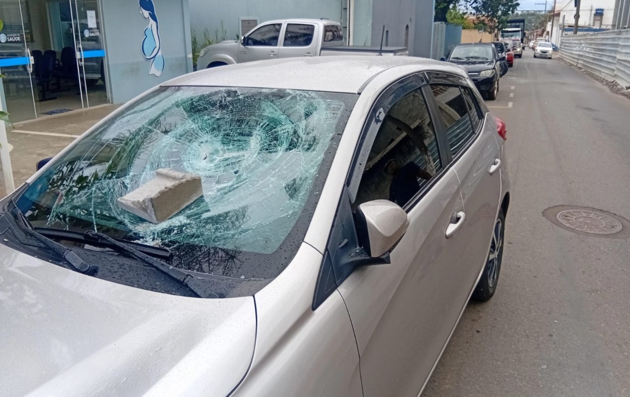 Para-brisa fica destruído após carro ser atingido por bloco de concreto que caiu de obra em Capão Bonito: ‘Parecia uma bomba’, diz motorista