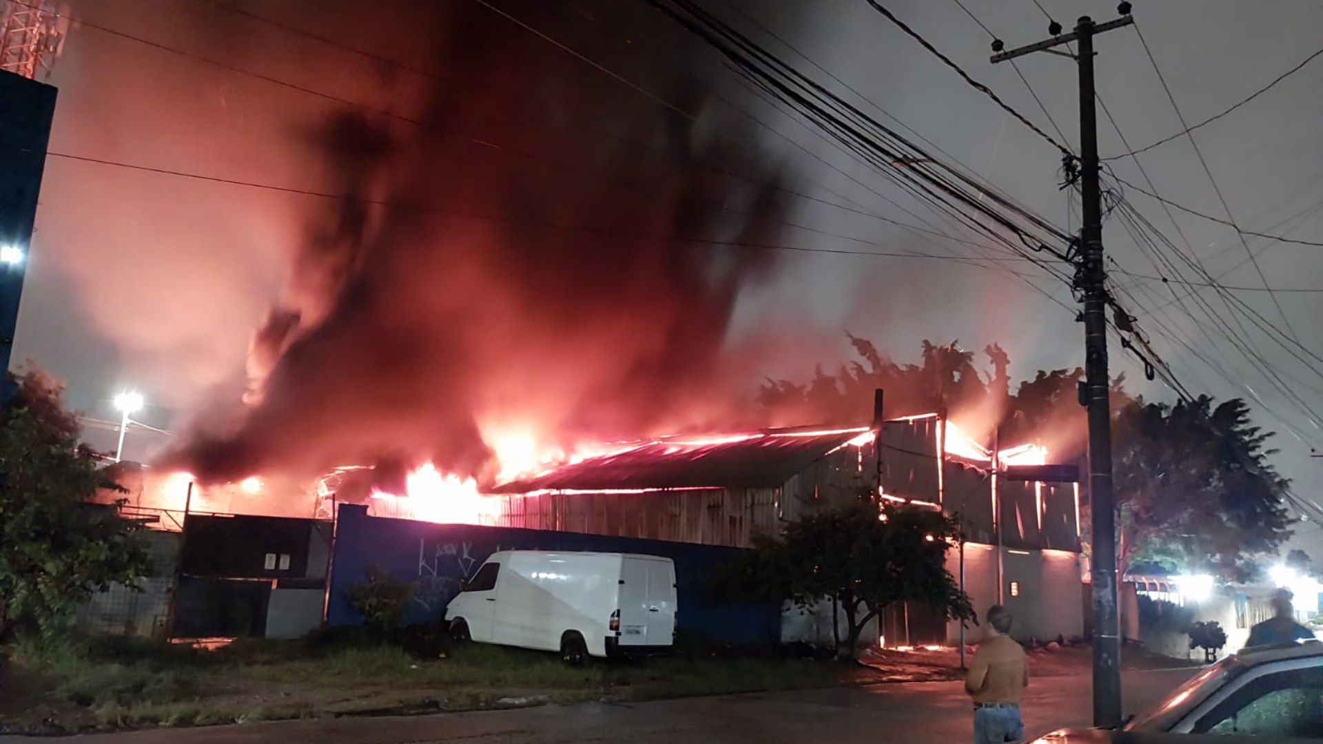 Incêndio de grandes proporções atinge barracão e mobiliza bombeiros em Sorocaba