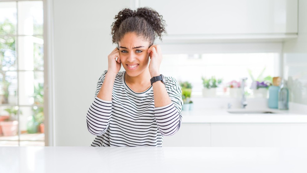 Janela antirruído ou comum: qual a diferença no isolamento do som? — Foto: Krakenimages/Freepik