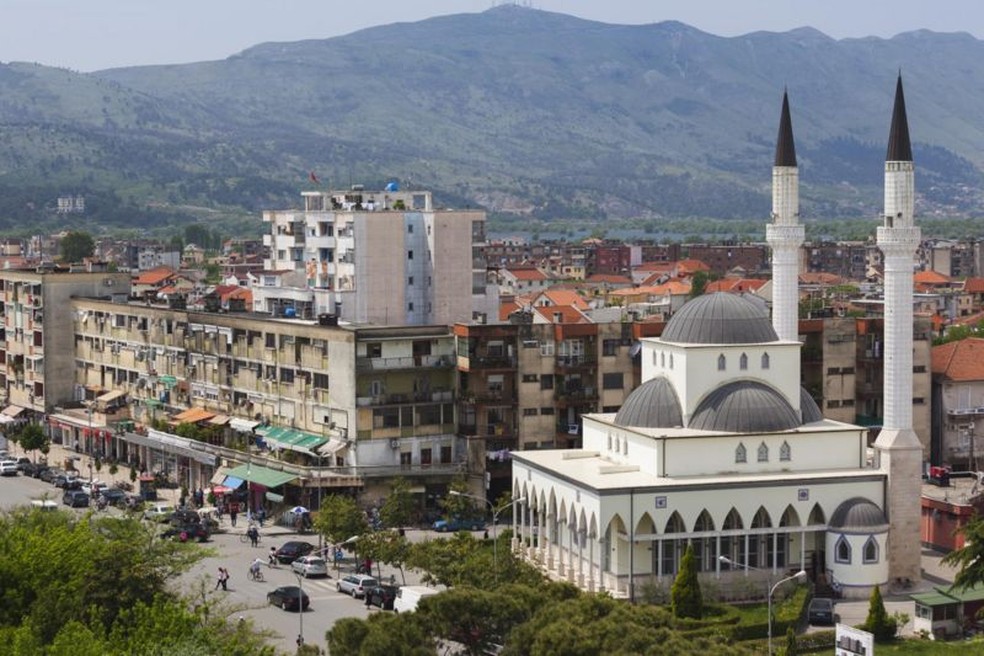 Mesquitas na pequena e montanhosa Alb&acirc;nia &mdash; Foto: Getty Images via BBC