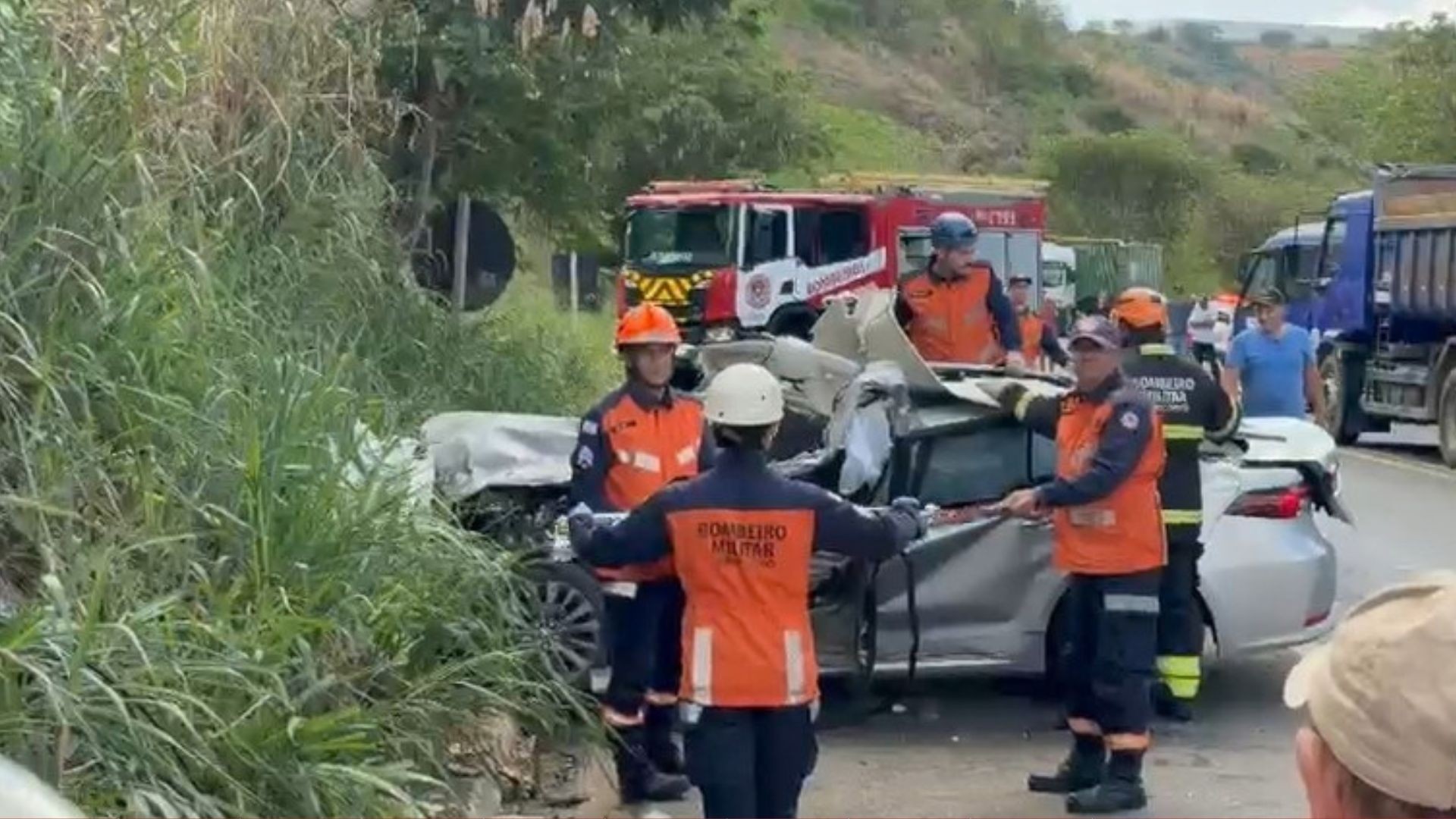 Motorista morre após carro invadir a contramão e atingir micro-ônibus com pacientes na BR-259 em Colatina