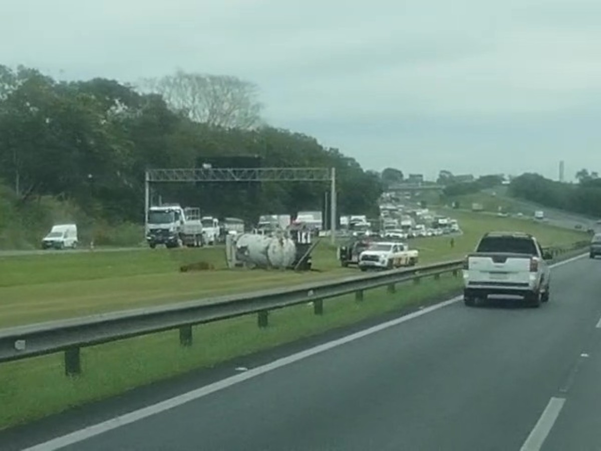 Acidente entre caminhão, ônibus e carro interdita a Rodovia dos Bandeirantes, em Valinhos