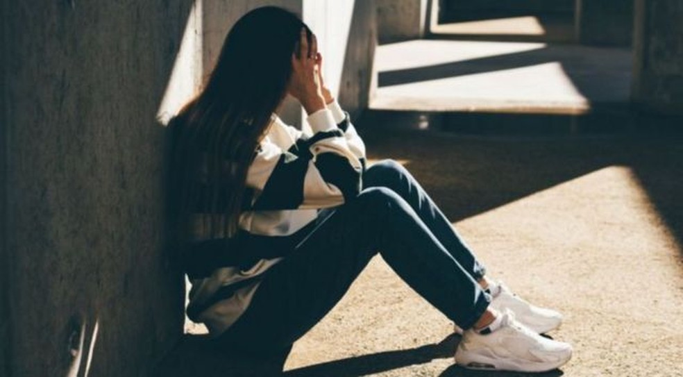 Diversos fatores tornam a depressão mais comum entre adolescentes atualmente - desde efeitos da pandemia até redes sociais — Foto: GETTY IMAGES