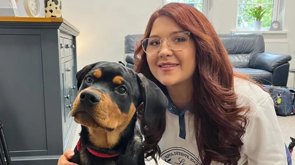 O centro de desintoxicação e reabilitação Birchwood tem três cães de terapia que fazem sucesso entre as pessoas atendidas, como Megan — Foto: BBC