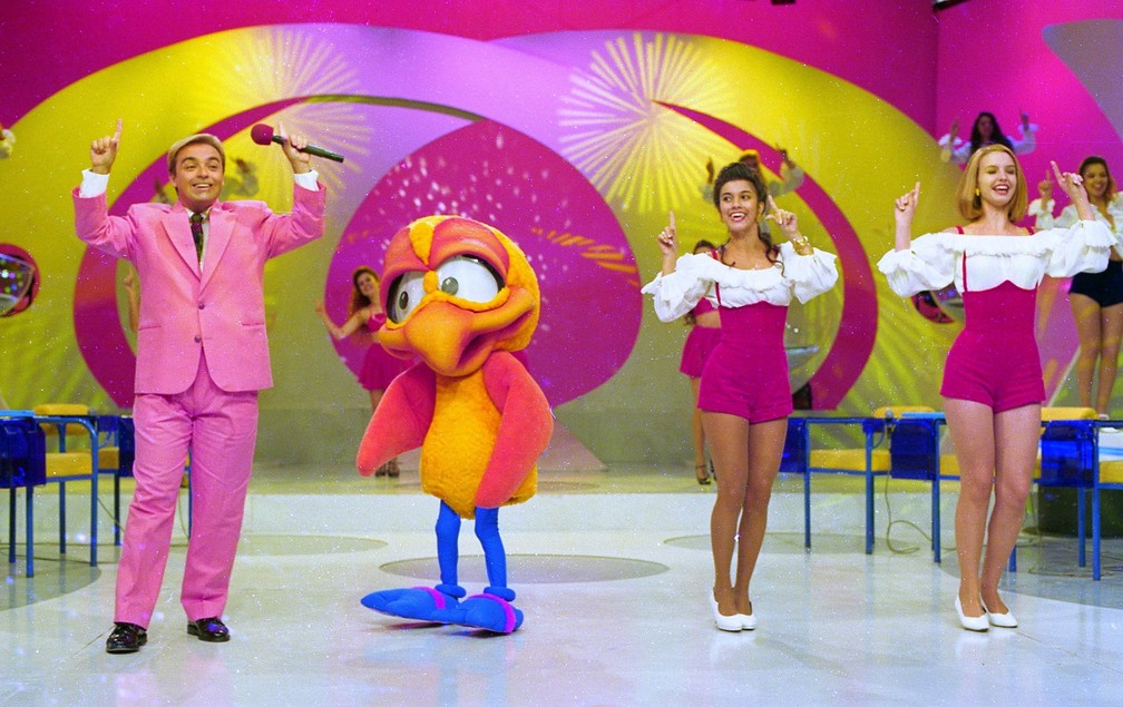 Gugu Liberato dança com o 'Pintinho Amarelinho' no 'Domingo Legal' — Foto: Moacyr dos Santos/Acervo do SBT