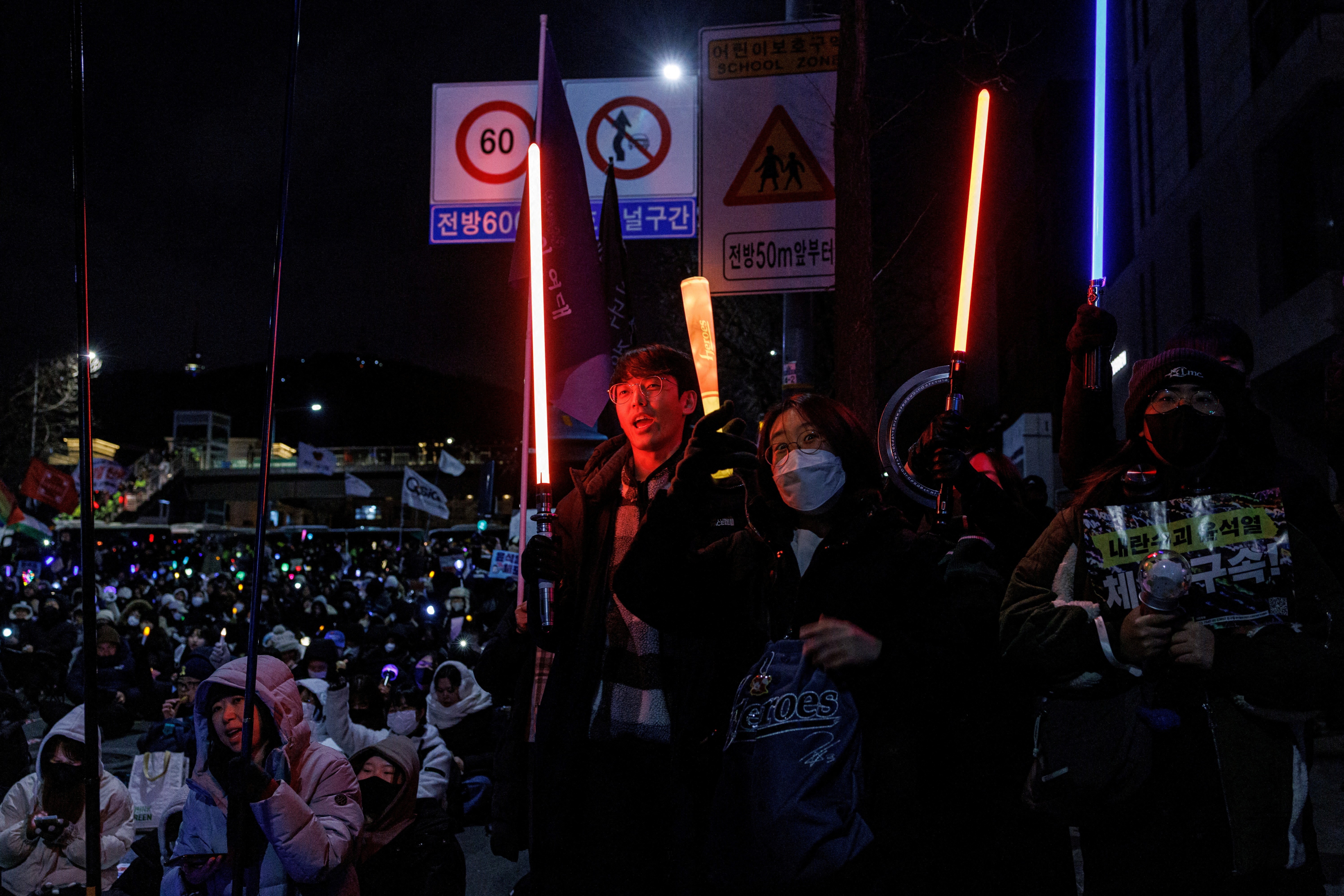 Sul-coreanos protestam a favor e contra prisão de presidente afastado