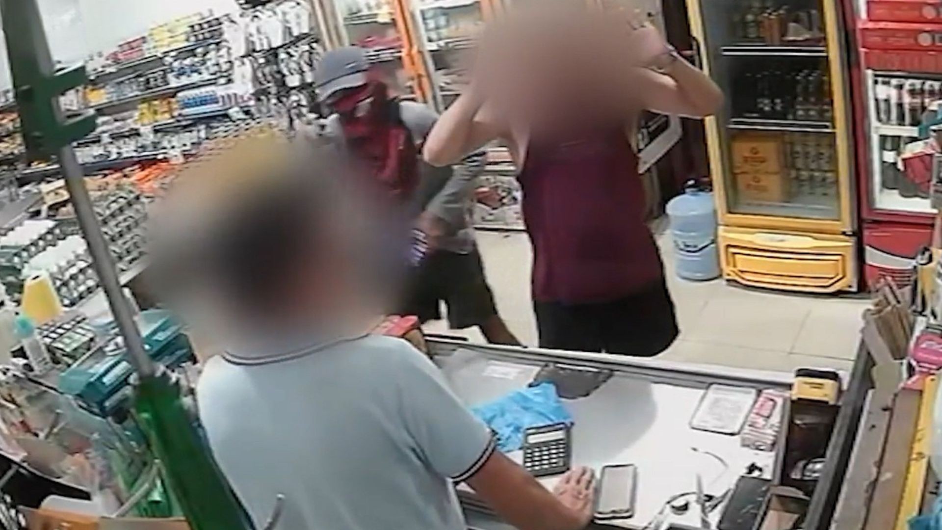 Criminosos rendem clientes e roubam mercearia em Santa Inês, no MA
