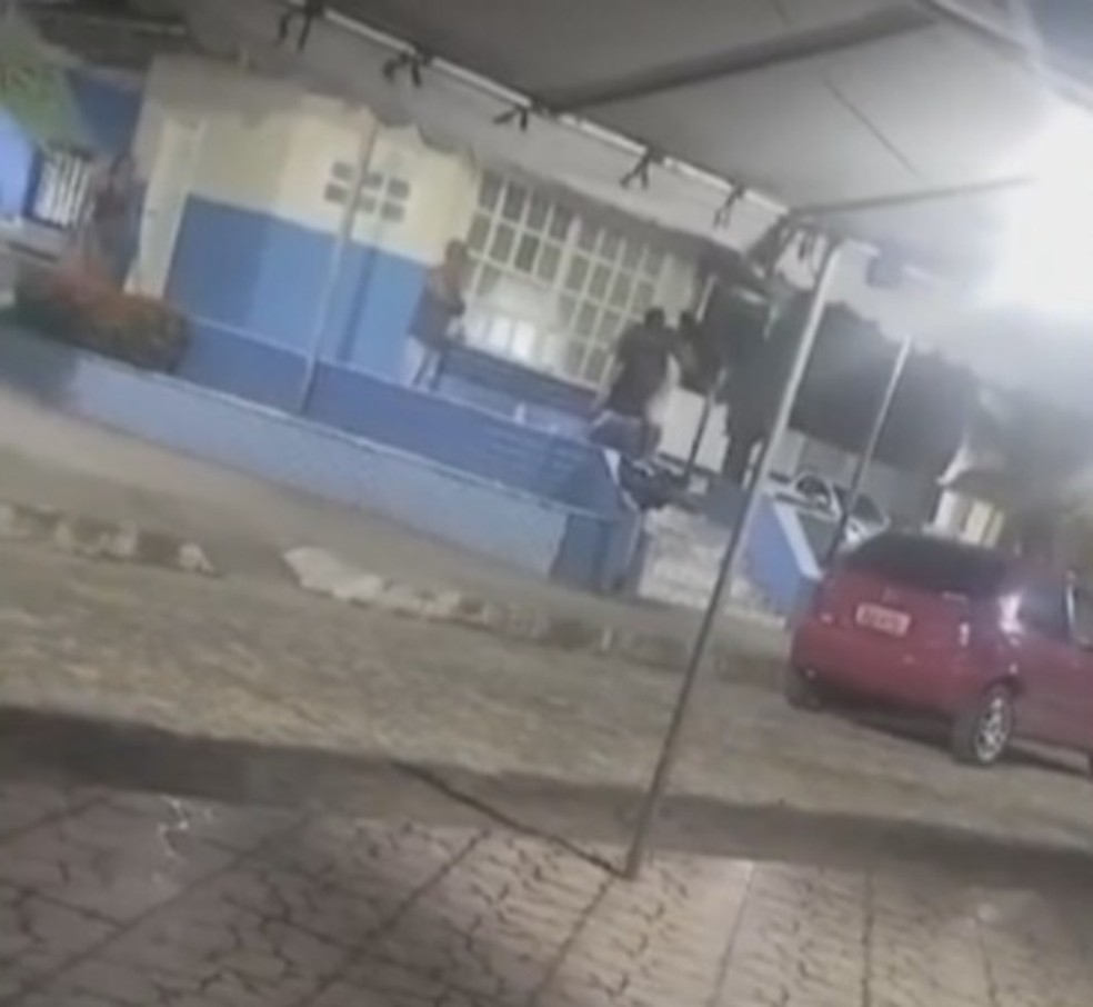 PM aposentado é preso suspeito de tentar matar irmão e sobrinho a tiros no baixo sul da Bahia — Foto: Reprodução/TV Santa Cruz