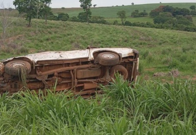 Homem morre em acidente após capotar caminhonete em vicinal de Auriflama