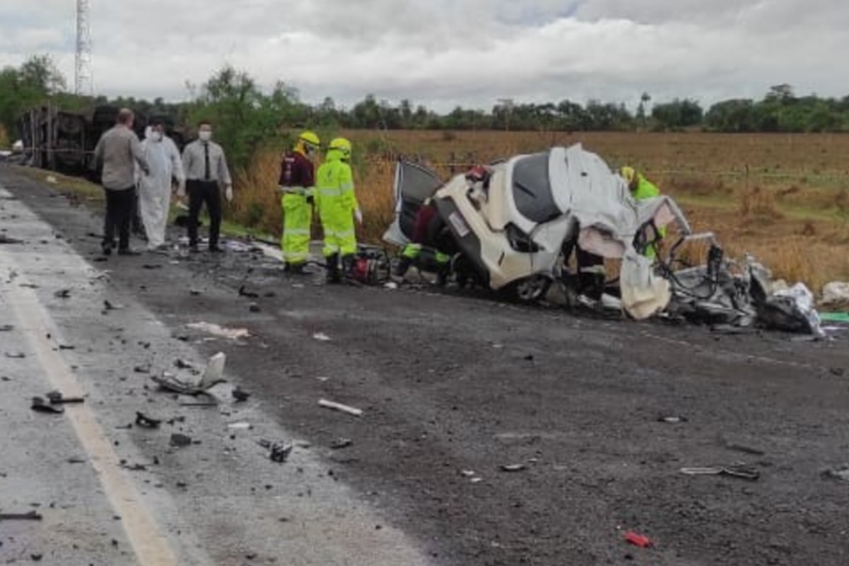 Motorista morre esmagado após bater carro de frente com carreta na BR-163