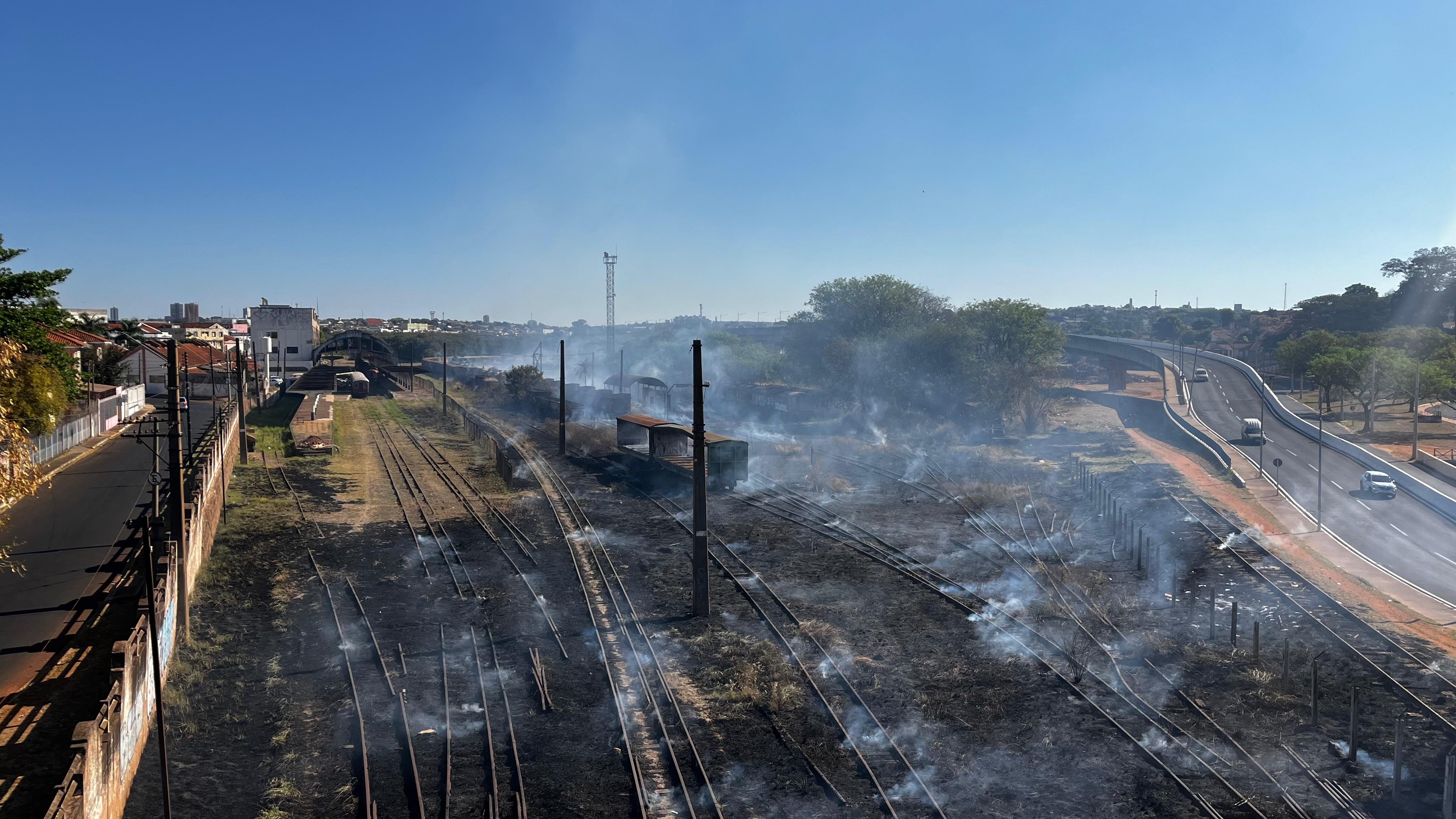 Incêndio atinge área de trilhos perto da antiga estação ferroviária de Bauru
