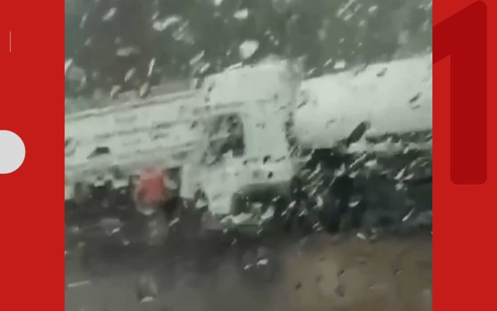 Panorama: Acidente entre caminhões provoca congestionamento na BR-324, em Feira de Santana