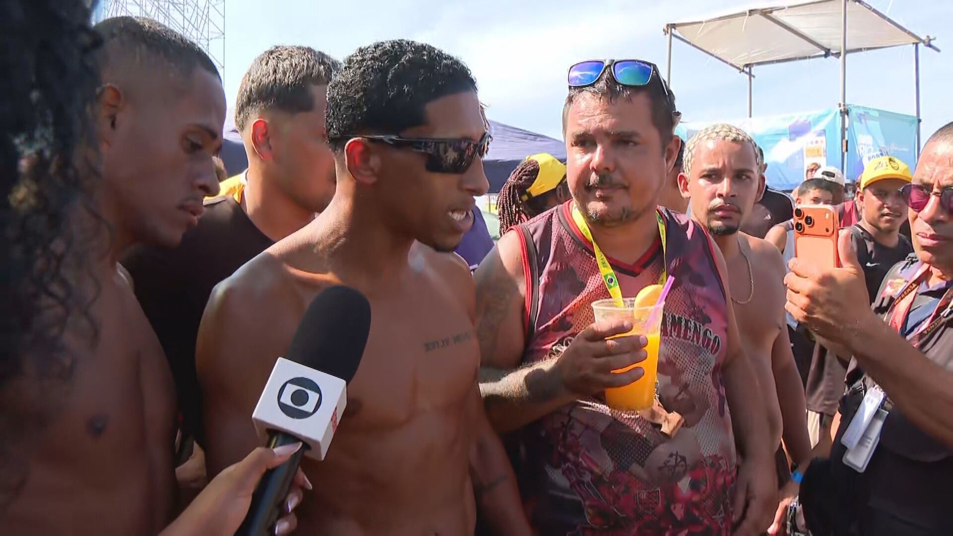 Homem é detido em Copacabana após assediar mulheres e roubar ambulantes; suspeito foi agredido por frequentadores da praia