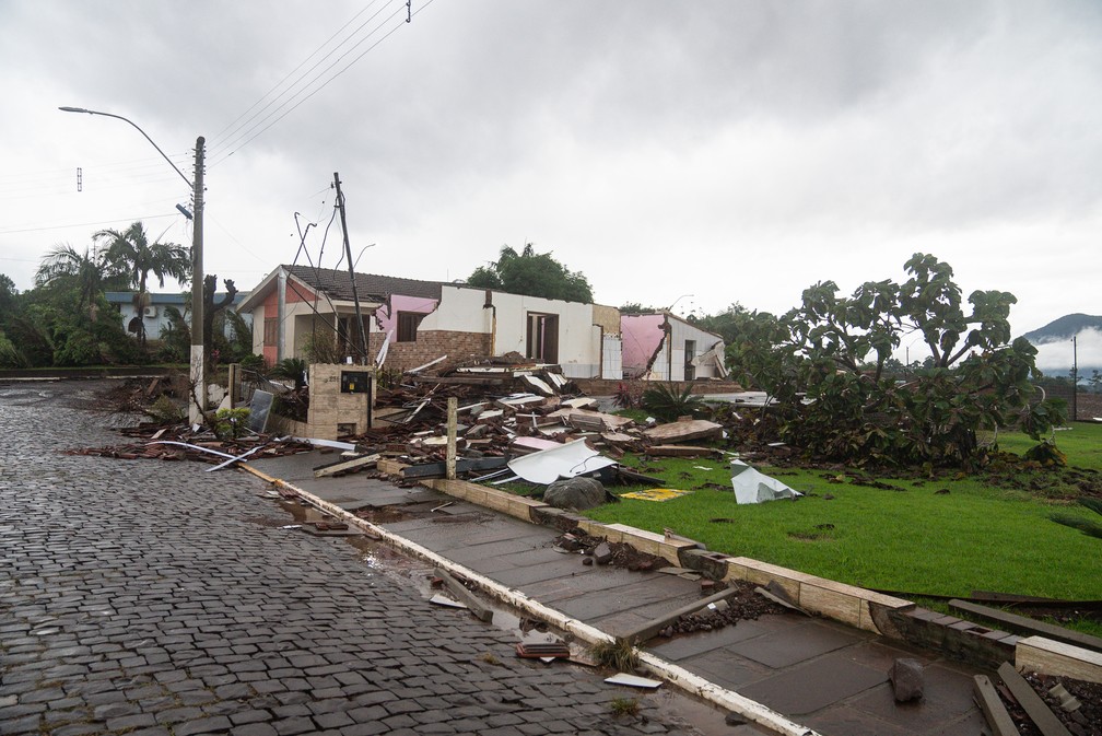 Destroços da casa dos pais da professora Patrícia Knobloch, arrasada pela enchente em COlinas (RS) — Foto: Fábio Tito/g1