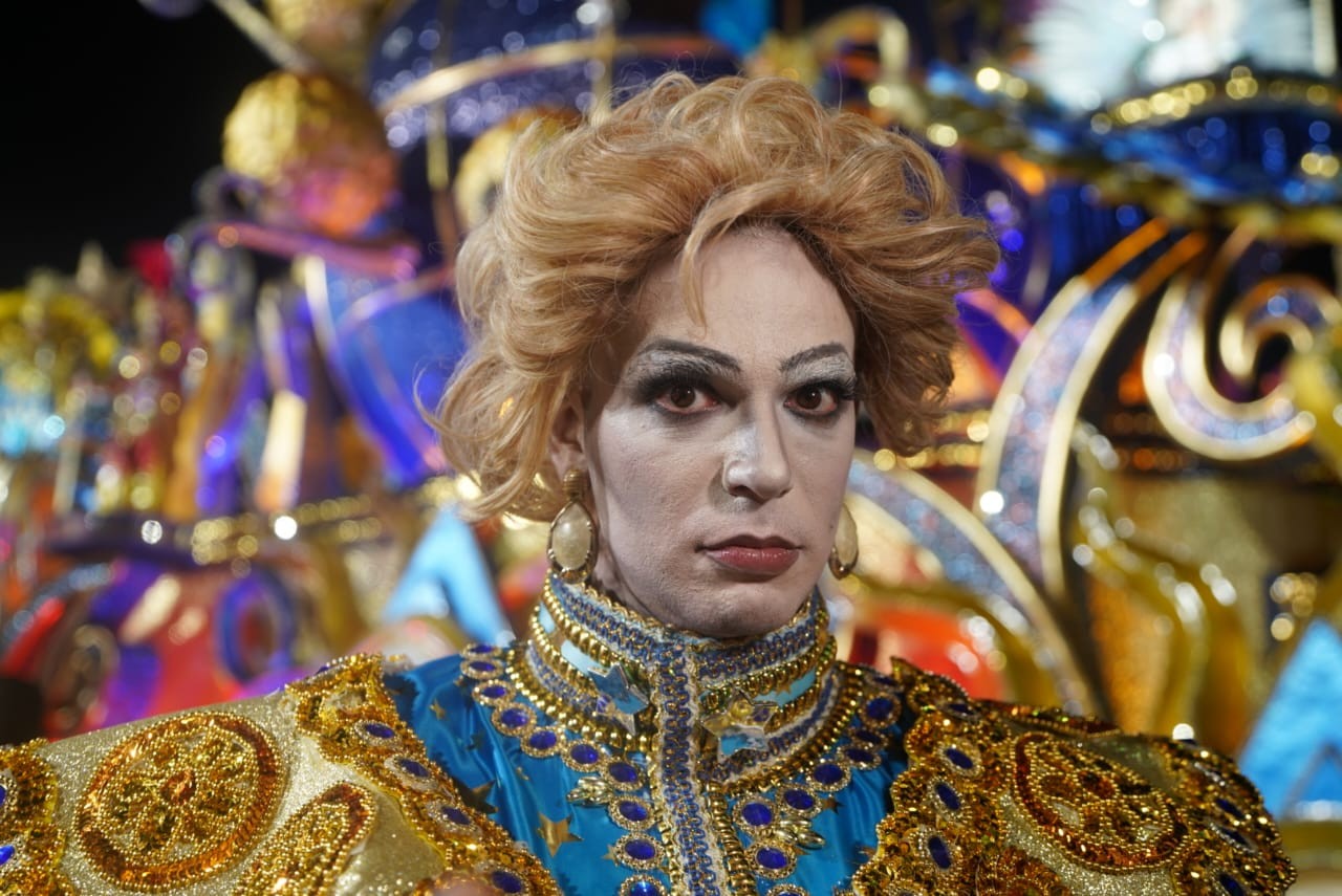 A 15 metros do chão, Vitor diCastro encarna Walter Mercado pela Rosas de Ouro 