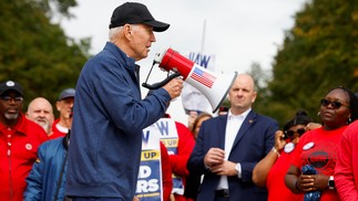 Joe Biden durante piquete de grevistas em 26 de setembro de 2023 — Foto: Evelyn Hockstein/Reuters