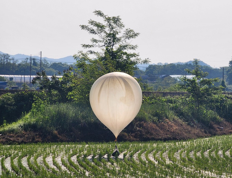 Balão com lixo enviado para a Coreia do Sul, em foto do dia 29 de maio de 2024 — Foto: Yonhap via Reuters