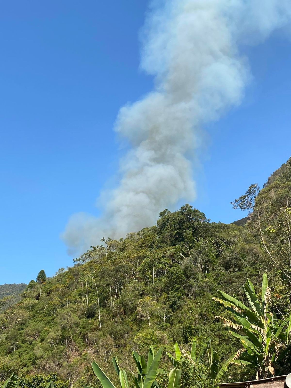 Três helicópteros reforçam combate ao fogo na Serra da Bocaina, em Bananal