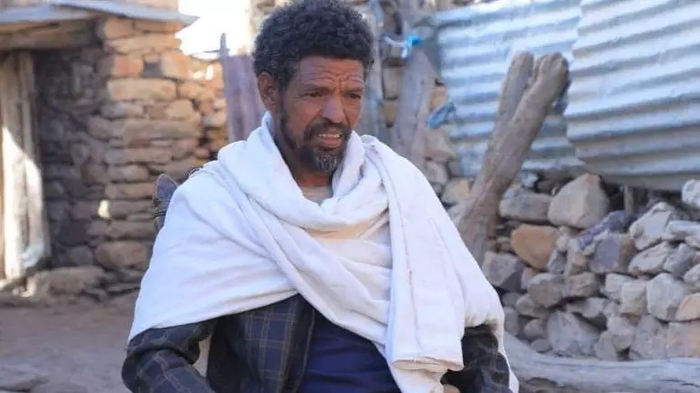 Hagos Gebremeskel diz não ter certeza de que a alma de seu filho poderá descansar em paz — Foto: Mebrahtom