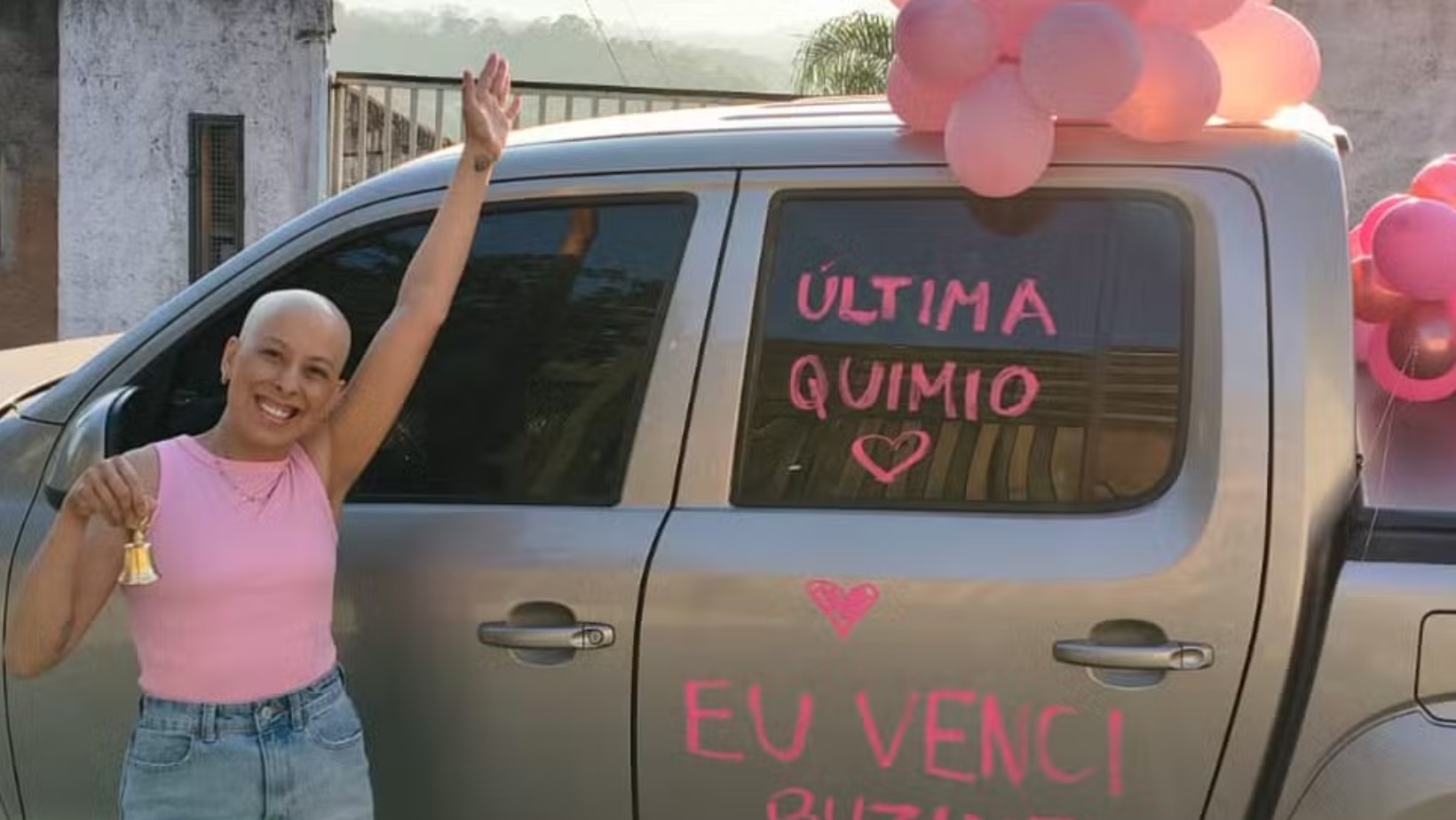 Mulher comemora cura do câncer de mama com buzinaço e vídeo viraliza: ‘Dia mais emocionante da vida’