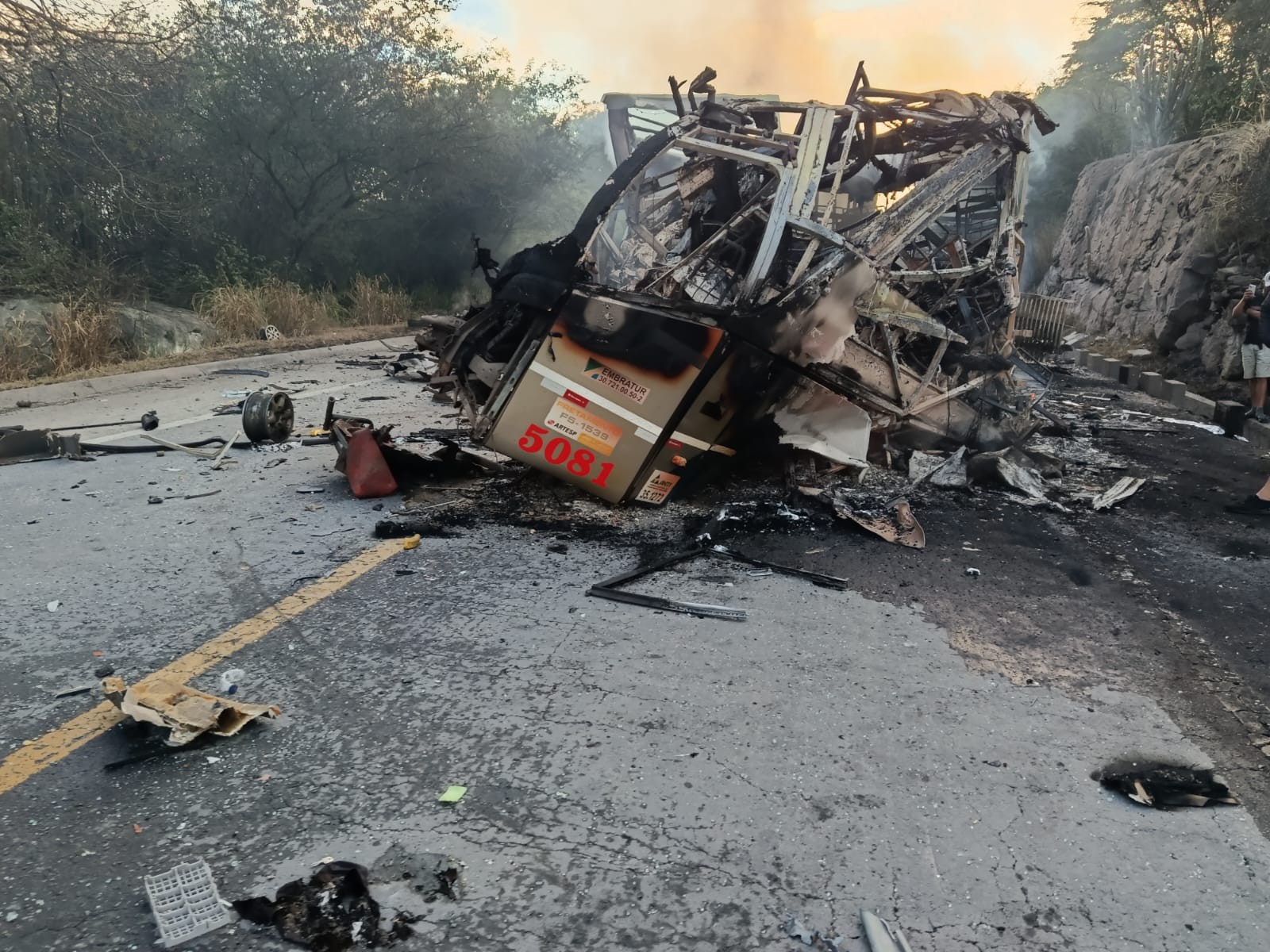 Ônibus e carreta pegam fogo após batida na BR-251 deixando mortos e feridos no Norte de MG