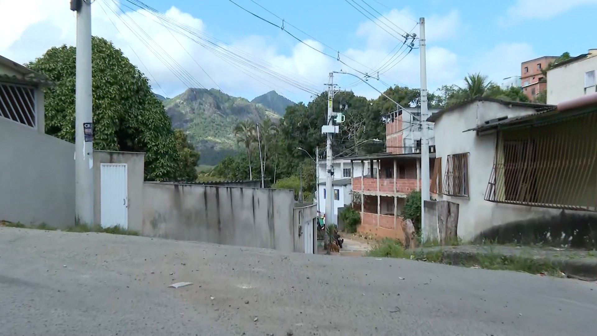 Jovem morre em tiroteio entre suspeitos e polícia perto de creche na Serra (ES); crianças se esconderam nas salas de aula