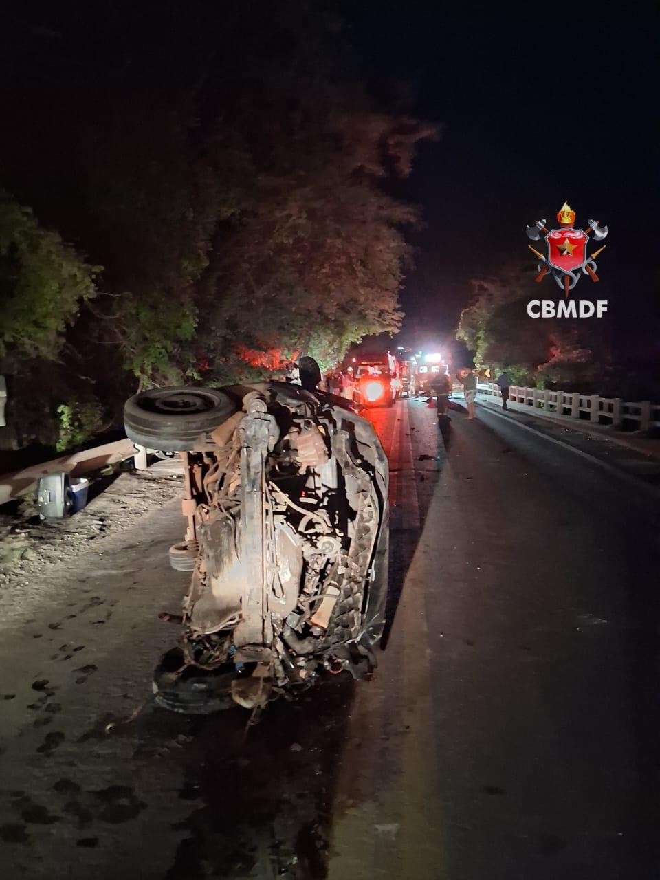Capotamento deixa quatro pessoas feridas no DF; veja VÍDEO