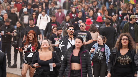 Roqueiro ou roqueira? 'Cabelão' é moda no dia do rock do The Town - Pessoas de todas as idades e tamanhos de cabelos compareceram ao Autódromo de Interlagos neste domingo (7), dia dos shows de Iggy Pop e Green Day.
