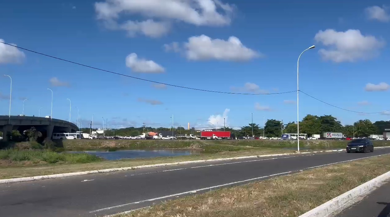 Acidente entre moto e caminhão deixa motociclista morto na BR-101, em João Pessoa