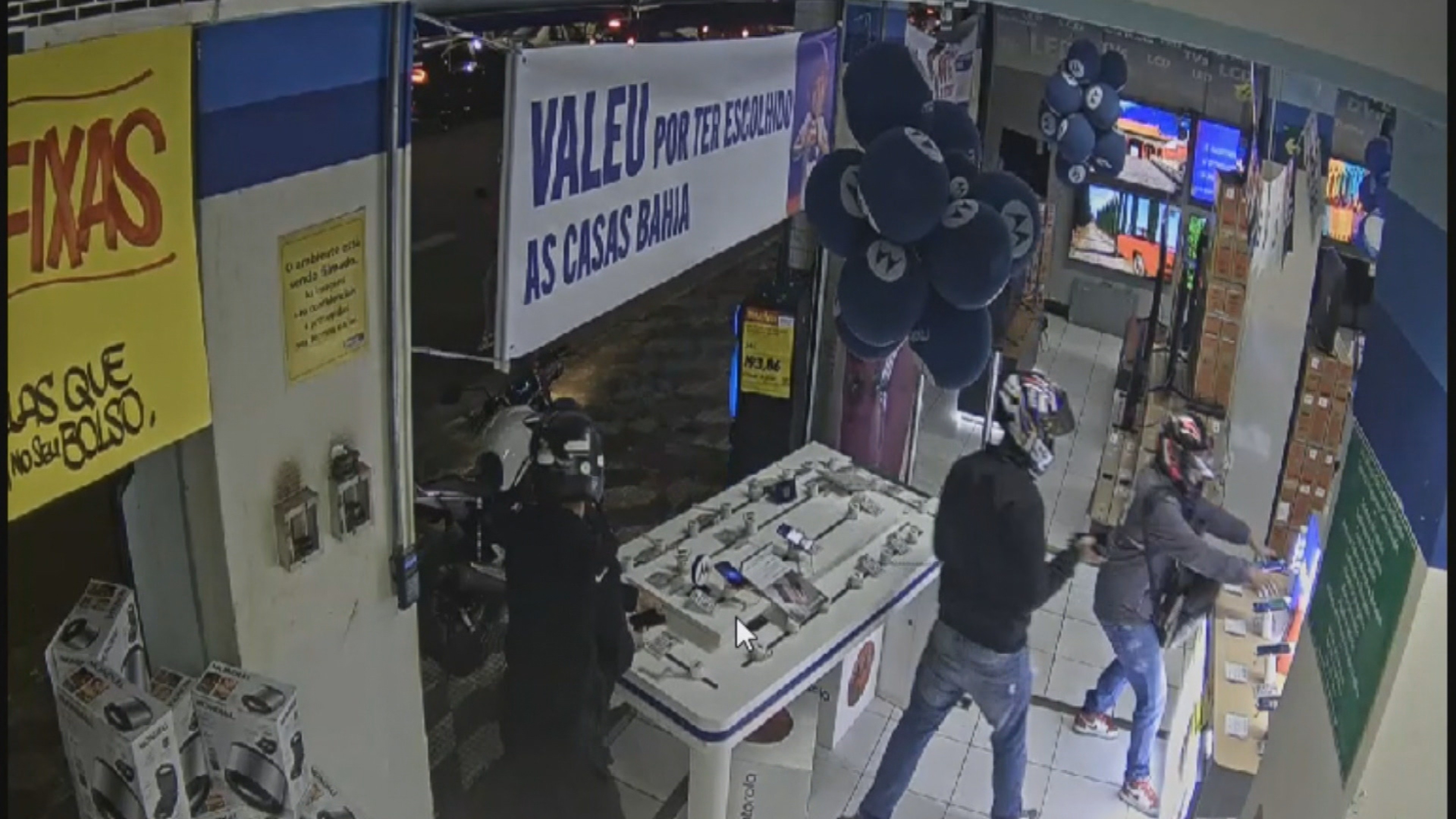Vídeo: criminosos invadem loja das Casas Bahia em SP e roubam celulares em menos de 1 minuto