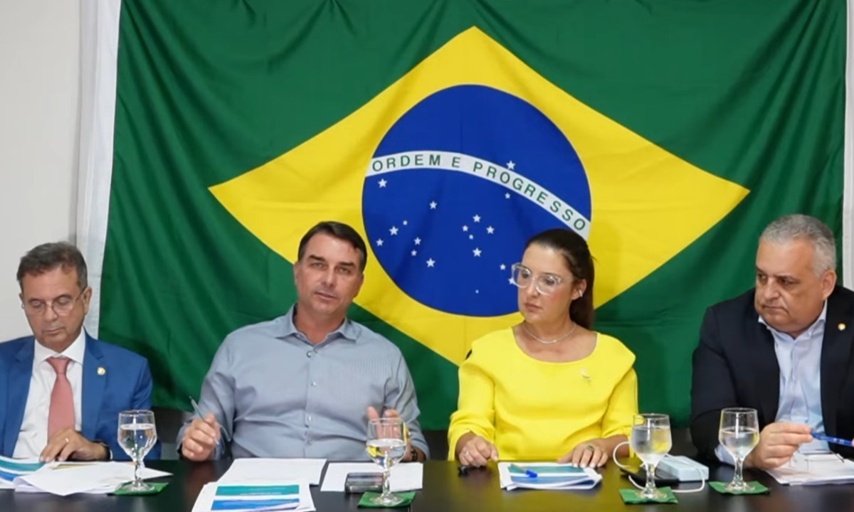Flávio Bolsonaro faz live com aliados e apresenta plano com 'tesouraço' de gastos e limites para decisões do STF